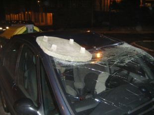 Unha imaxe tomada polo policía local de Culleredo, na que aparece un vehículo sobre o que caeu parte dunha cheminea