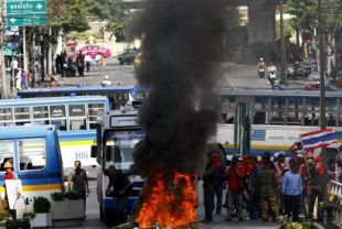 Os manifestantes ocuparon o centro da cidade e empregaron autobuses contra o exército