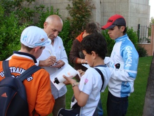 Asinando autógrafos na pasada edición da Vuelta a España