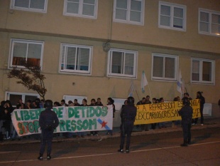 A concentración en solidariedade cos detidos despois da manifestación