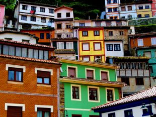 Imaxe das casas na vila asturiana de Cudillero / Flickr: pictfactory