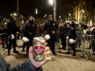 A policía local intervén nun botellón / Flickr: orianomada