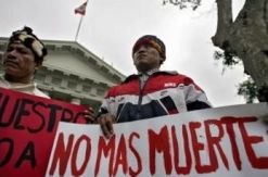 Indíxenas peruanos pedindo o cese dos enfrontamentos cos madeireiros polas terras