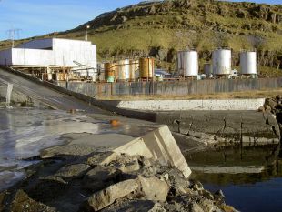 Unha planta de proceso da carne de balea, situada en Hvalfjordur, Islandia / Flickr: big-ashb