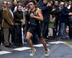 Gómez Noya correndo polas rúas de Pontevedra o pasado 19 de abril