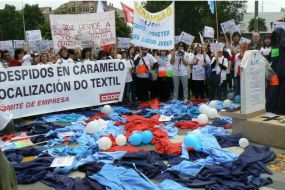 Protesta das traballadoras de Caramelo conta o ERE / Imaxe: CIG (clique para ampliar)
