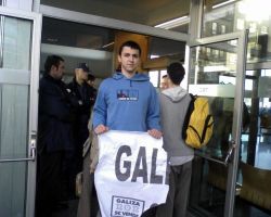 Un activista d'A Ría non se Vende amosa a pancarta rota durante o desaloxo do pasado 13 de novembro, en Vigo