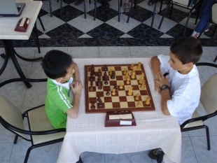 Brais Galvan xogando contra Ho Meng Wei