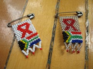 Os lazos vermellos contra a sida, por riba da bandeira de Sudáfrica / Flickr: mvcorks