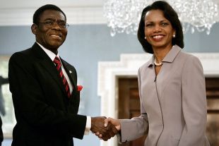 Obiang saudando a ex secretaria de Estado dos EUA, Condeleeza Rice