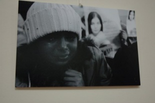 Unha nena chora nunha das fotos de Jarrar