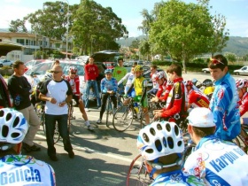 Álvaro Pino cos ciclistas, nos adestramentos, o ano pasado