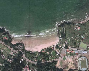 Vista aérea da zona, coa praia de Bastiagueiro e parte das instalacións do INEF