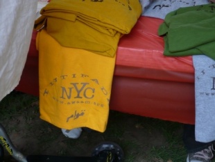 Camisetas co lema 'Intifada NYC' que provocaron a dimisión da antiga directora do centro
