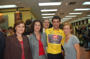 Óscar Pereiro co mailló, acompañado, de esquerda a dereita, da alcaldesa de Mos, da conselleira Ánxela Bugallo e da directora xeral Marta Souto