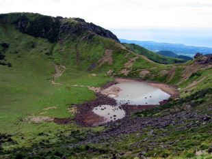 Imaxe das lagoas en cráteres da Illa de Jeju, onde está adestrando o ferrolán