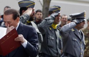 O primeiro ministro italiano, Silvio Berlusconi, afectado nos funerais de Estado polas vítimas