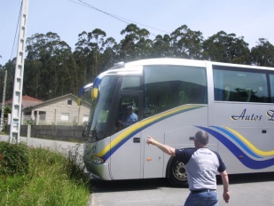 O bus billardeiro do norte, chegando a Meaño para xogar polo Xerro do Salnés